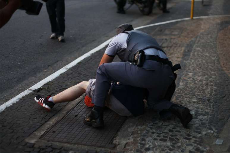 <b>8 de junho</b> Um dos manifestantes acabou detido por desacato e foi liberado em seguida na tarde de sábado