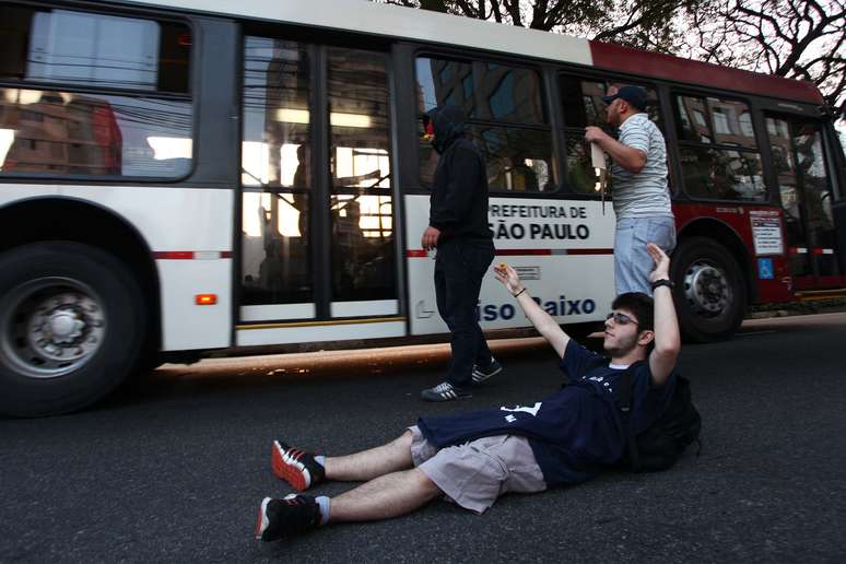 <b>8 de junho</b> As tarifas de ônibus, metrô e trem da cidade de São Paulo passaram a custar R$ 3,20 no domingo e geraram novo protesto no sábado