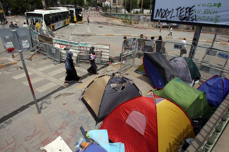 Acampamento improvisado de manifestantes em Istambul: mobilização persiste na Turquia