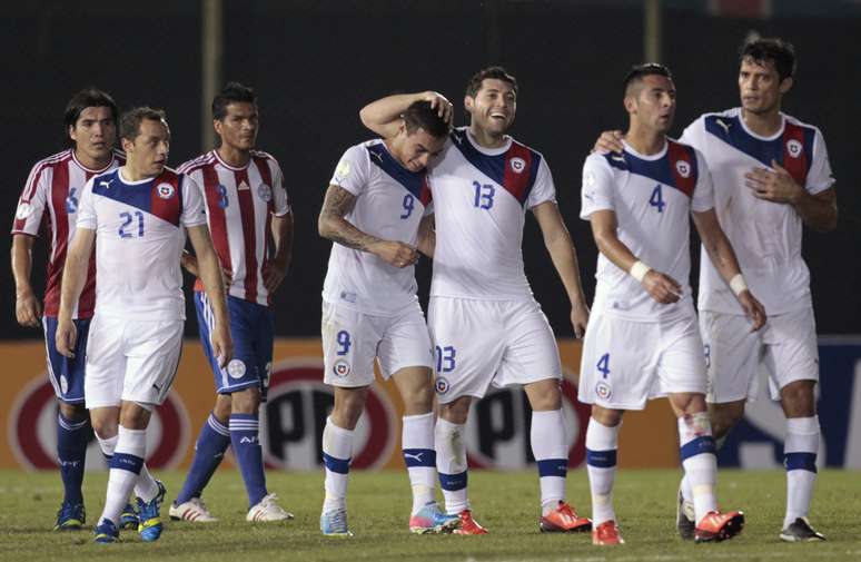Gremista Vargas é felicitado por chilenos após marcar no 2 a 1 sobre o Paraguai, fora de casa