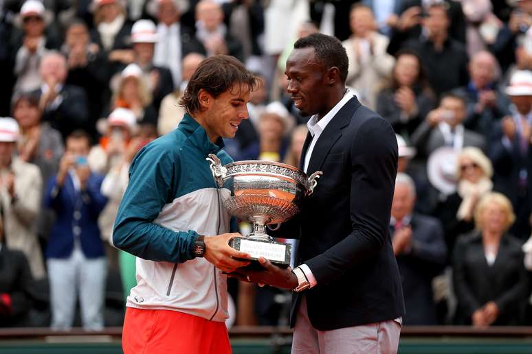 <p>Velocista jamaicano Usain Bolt foi o responsável por entregar o troféu de Roland Garros para o tenista espanhol Rafael Nadal</p>