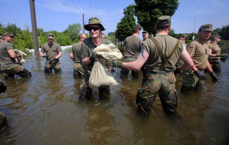 <p>Soldados do Ex&eacute;rcito alem&atilde;o montam barragem em Magdeburg, no leste do pa&iacute;s; milhares de pessoas tiveram que evacuar a regi&atilde;o do Elba</p>