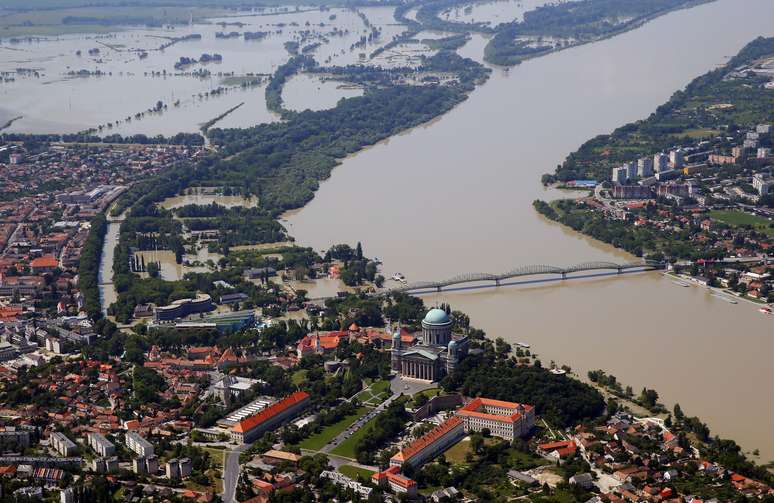<p>Vista a&eacute;rea do Dan&uacute;bio na regi&atilde;o de Eszterbom, 70 km a oeste de Budapeste, onde o rio atingiu n&iacute;vel recorde, for&ccedil;ando a instala&ccedil;&atilde;o de novas barragens para evitar o alagamento da capital</p>