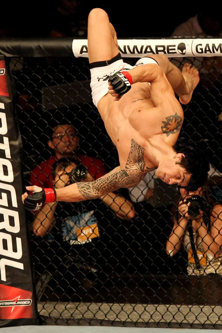 Erick Silva salta para comemorar vit&oacute;ria por finaliza&ccedil;&atilde;o sobre Jason High