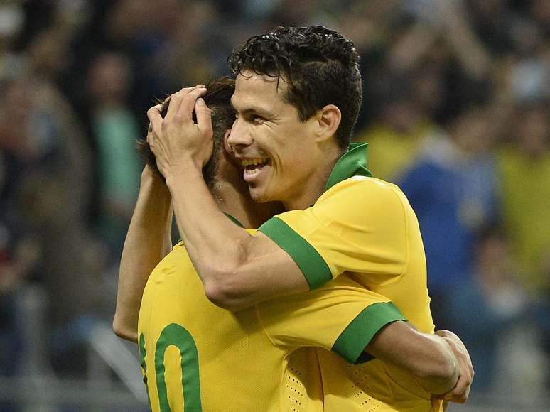 Hernanes fez um belo gol depois de passe de Neymar