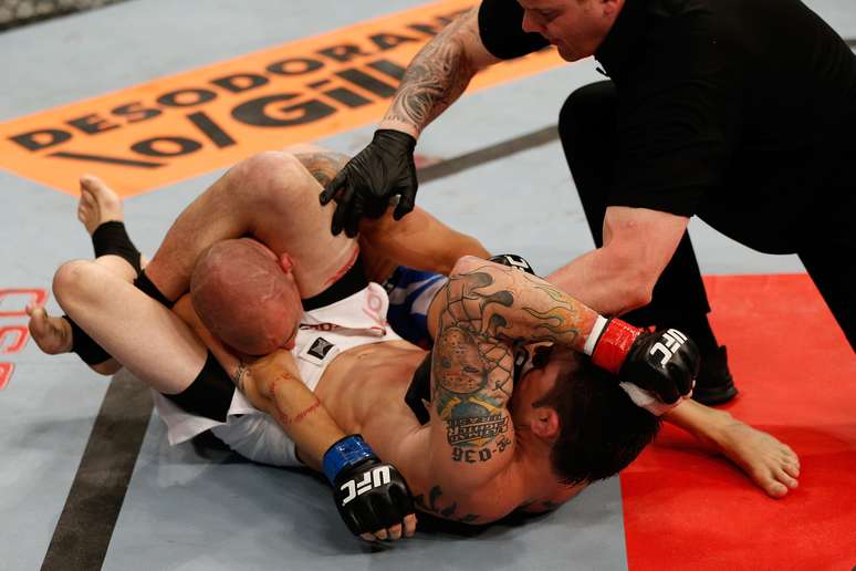 Rony Jason finaliza o ingl&ecirc;s Mike Wilkinson, que chegou a perder a consci&ecirc;ncia