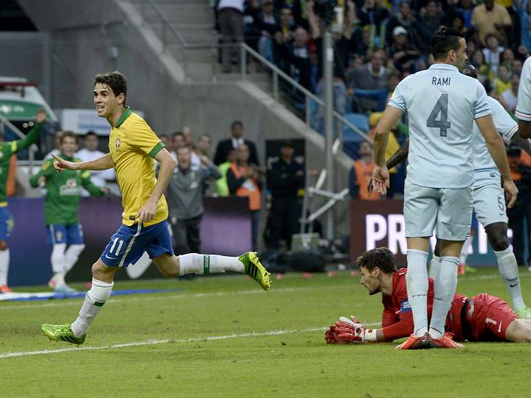 Oscar abriu o placar para a Seleção Brasileira depois de jogada de Fred