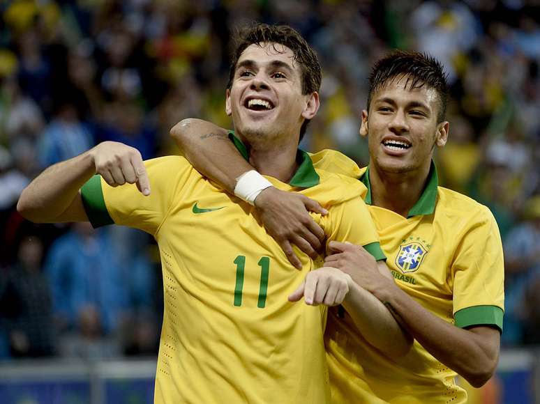 <p>Neymar comemora com Oscar; camisa 10 não brilhou</p>