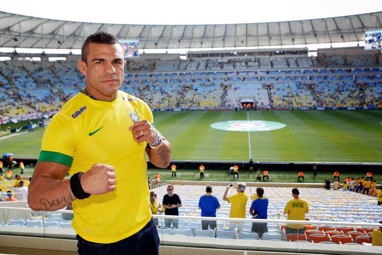 <p>Vitor Belfort reclamou que estava com a costela fissurada quando perdeu para Jon Jones em 2012</p>