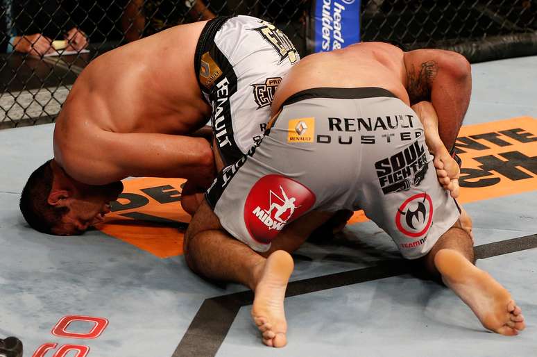 <p>Fabrício Werdum acerta chave de braço para derrotar Rodrigo Minotauro em junho de 2013</p>