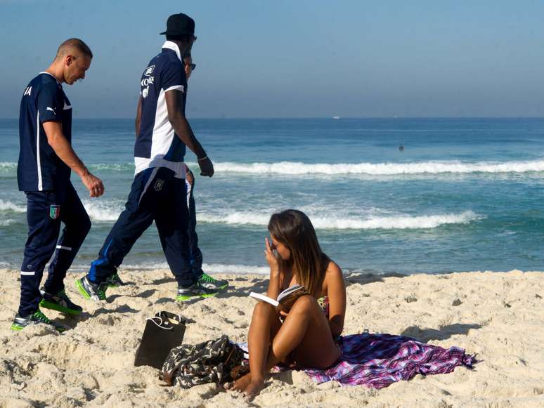 <p>Jogadores italianos passeiam por praia carioca; país chega para o torneio sem pressão</p>