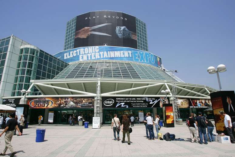 <p>Realizada em 2013 entre os dias 11 e 13 de junho, a Electronic Entertainment Expo, ou E3, chega a sua 19ª edição com a promessa de ser uma das mais lembradas da história, devido ao lançamento do PS4 e Xbox One. Considerada a principal feira de games do mundo, a E3 já aconteceu em Los Angeles, Atlanta e Santa Monica e por seus palcos e estandes já passaram as principais novidades e tendências de uma indústria que a cada ano só cresce. Confira a seleção do Terra dos momentos mais marcantes de todas as E3, de 1995 a 2012.</p>