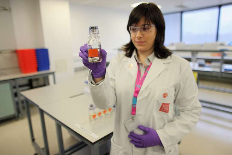 No laboratório, a amostra de urina passa por diversos métodos de análise