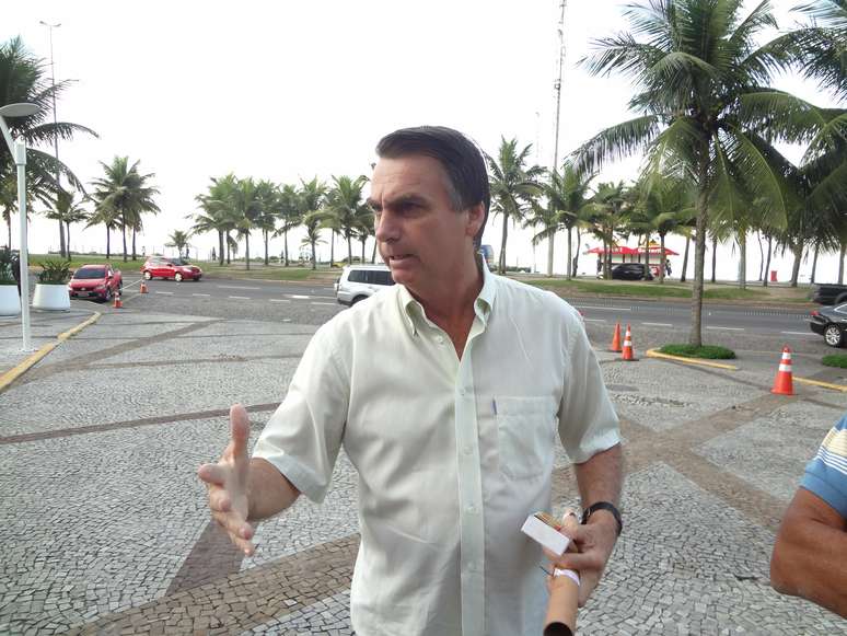 <p>Bolsonaro não sabia que italianos se hospedariam em hotel, mas não se importou: ''agora vou vir aqui incomodar eles na madrugada''</p>