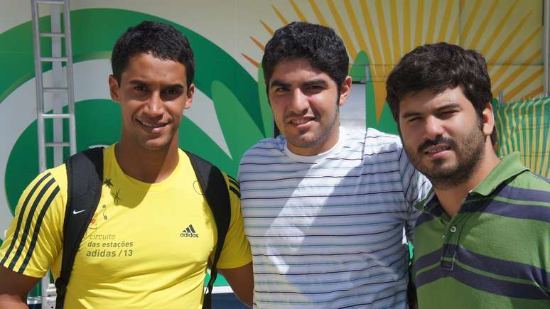 Julio (esquerda), Rafael e Caio acabaram comprando ingressos para partida entre Uruguai e Taiti 