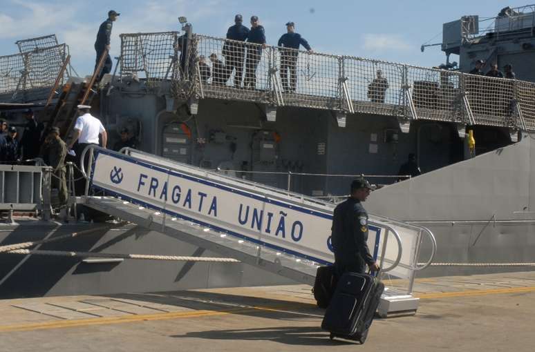 A embarcação saiu da Base Naval do Rio de Janeiro às 11h desta segunda-feira e deve chegar a Beirute, capital do Líbano, no dia 11 de julho