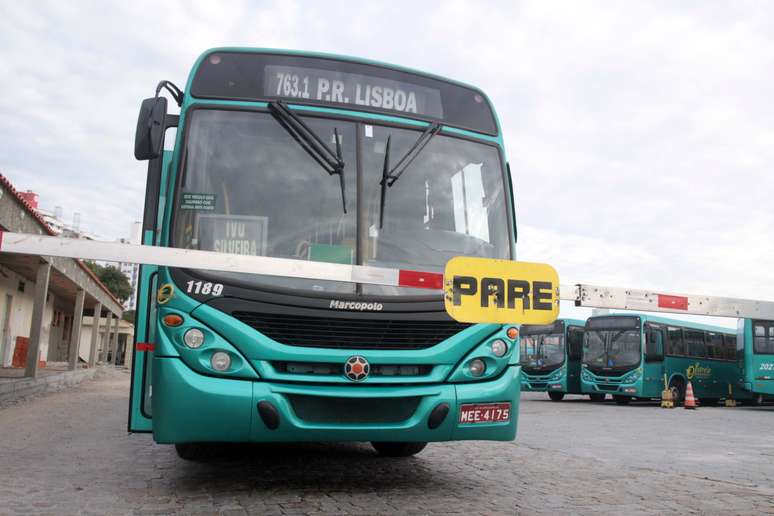 <p>Uma paralisa&ccedil;&atilde;o de motoristas e cobradores de &ocirc;nibus prejudicou o transporte p&uacute;blico em Florian&oacute;polis</p>