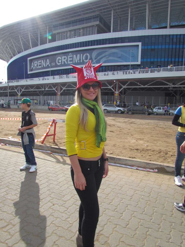 <p>''O importante &eacute; que a Copa ser&aacute; no Beira-Rio'', ironizou&nbsp;Angela Aline, colorada</p>