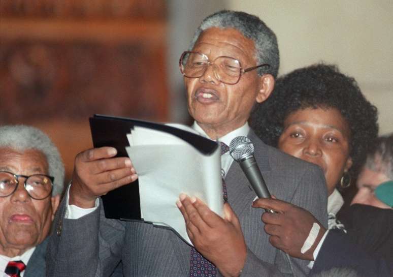 <p>Mandela, em seu primeiro pronunciamento público após deixar a prisão em 1990</p>