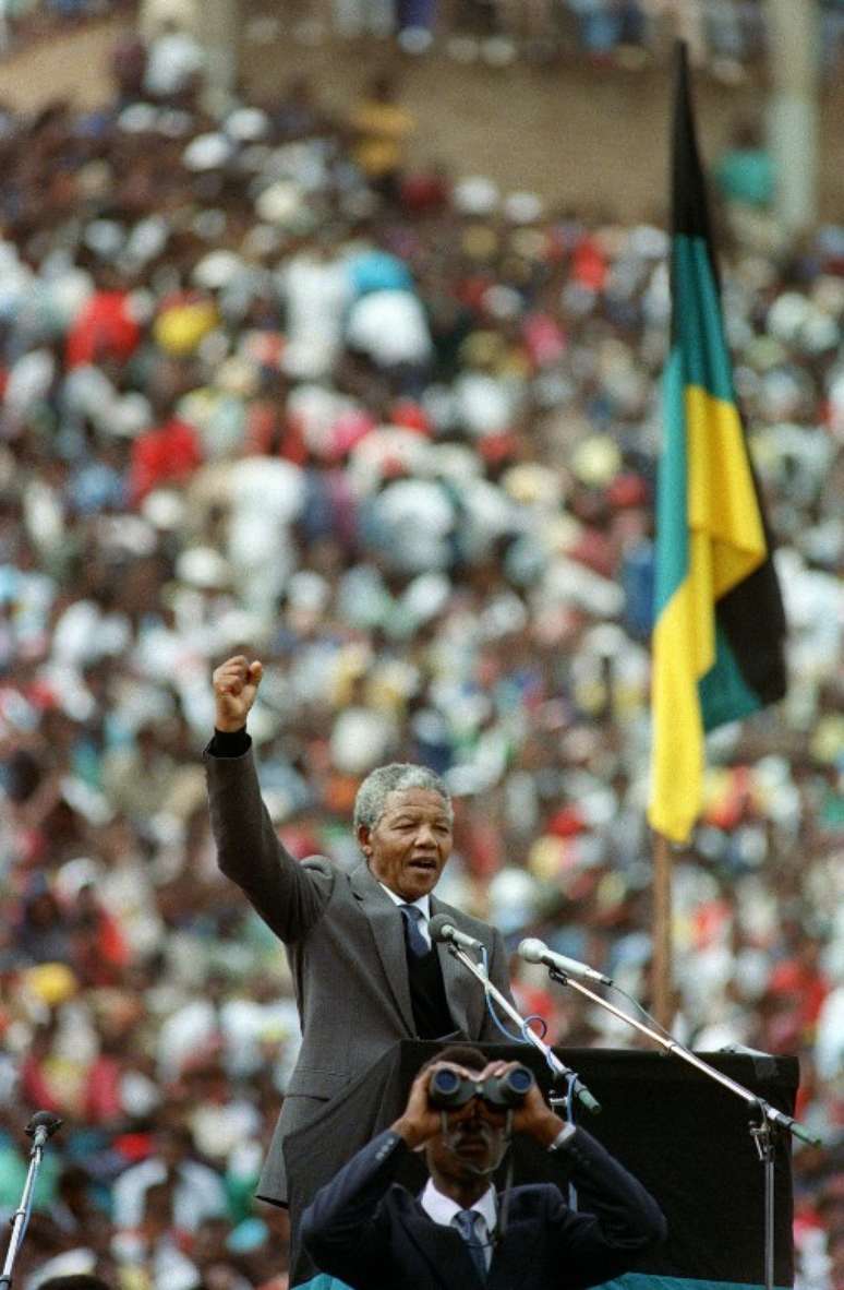 Mandela discursa durante comício presenciado por mais de 100 mil pessoas em estádio de   futebol em Soweto, em 13 de fevereiro de 1990, dois dias após deixar a prisão
