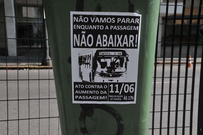Cartaz colado em uma lixeira no centro de São Paulo convoca pessoas ao protesto de terça-feira