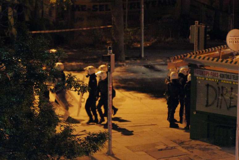 <p>Polícia turca persegue manifestantes em rua próxima à embaixada americana em Ancara</p>