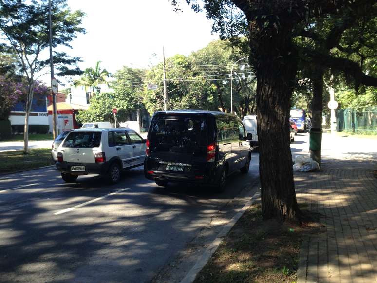 <p>Dois exemplares da nova van da montadora chinesa JAC Motors foram flagrados pelas ruas de São Paulo</p>