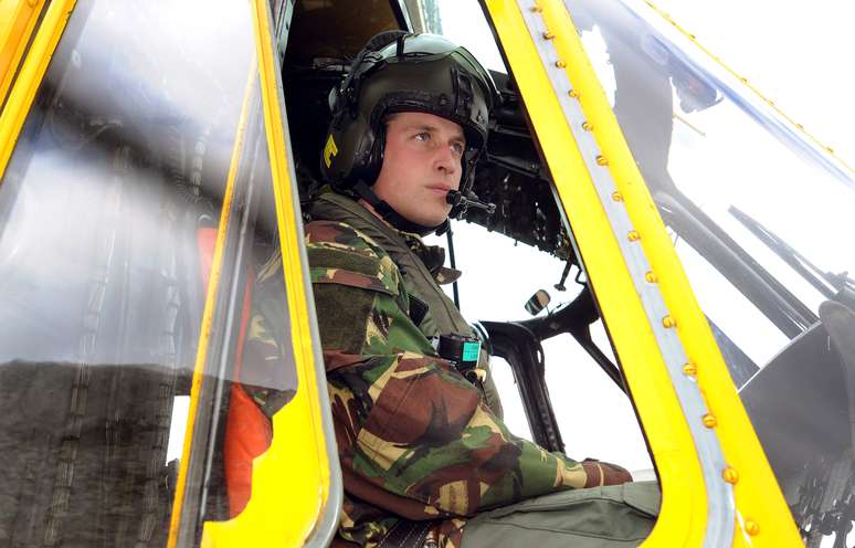 William no comando de um helicóptero Sea King durante sessão de trienos em Anglesey, no País de Gales, em março de 2011