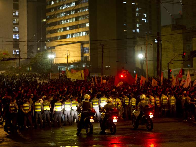 <p>Policiais militares tentam conter manifestação em vias da região central de São Paulo</p>
