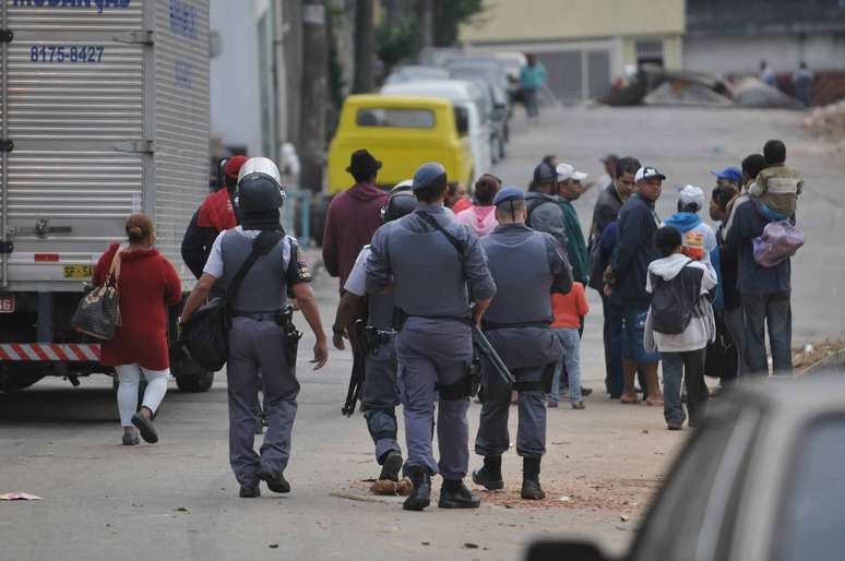 Policiais militares removem moradores da região ocupada