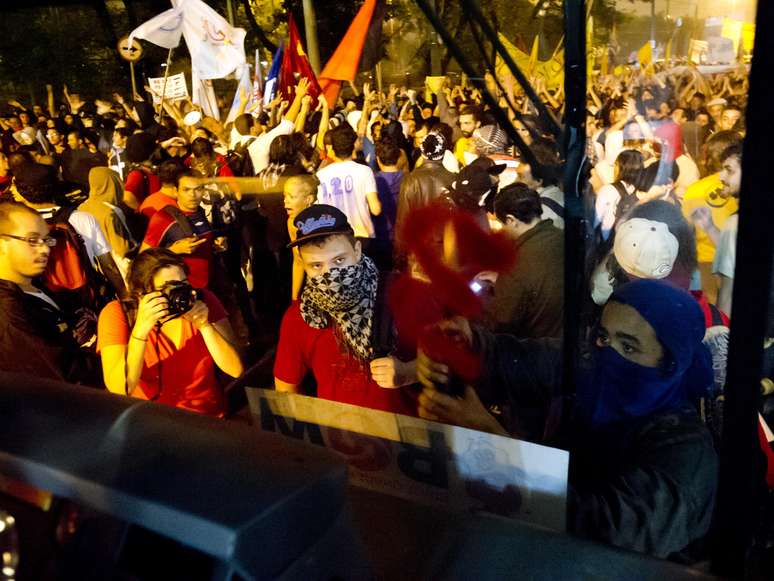 <p>Grupo picha mensagens de protesto em ônibus de São Paulo</p>