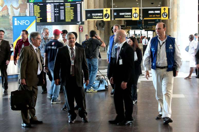 Agentes da Agência Nacional de Aviação Civil (Anac) realizaram vistoria no aeroporto Santos Dumont, no Rio de Janeiro, nesta terça-feira. O aeroporto receberá um grande fluxo de passageiros devido a Copa das Confederações que começa no sábado