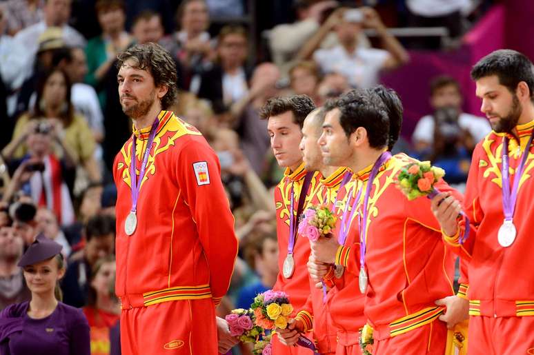 Comandados por Pau Gasol (esq.), os espanhóis ficaram com a prata olímpica no basquete em 2012