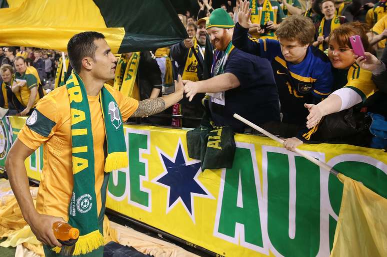 <p>Tim Cahill cumprimenta torcedor após goleada da Austrália sobre a Jordânia em casa</p>