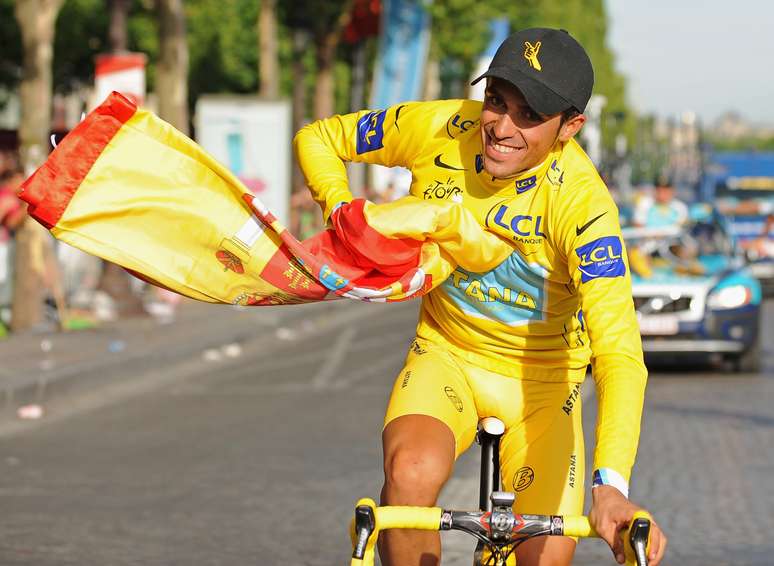 Alberto Contador celebra com a bandeira da Espanha a conquista do Tour de France em 2009