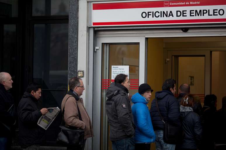 Desempregados fazem fila do lado de fora de agência de empregos em Madri, em dezembro de 2012