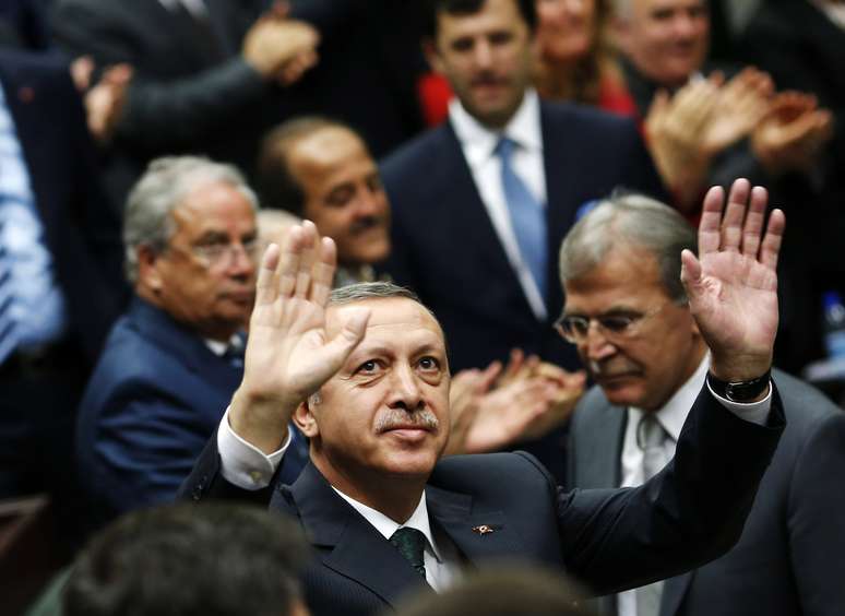 Erdogan cumprimenta parlamentares de seu partido AKP, em Ancara