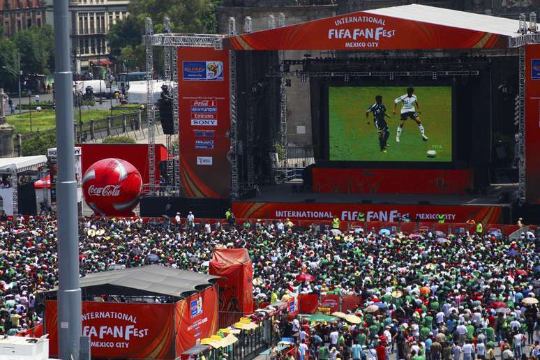 <p>Fan fests são comumente organizadas pela Fifa - como esta na Cidade do México, para o jogo México x Argentina na Copa de 2010</p>