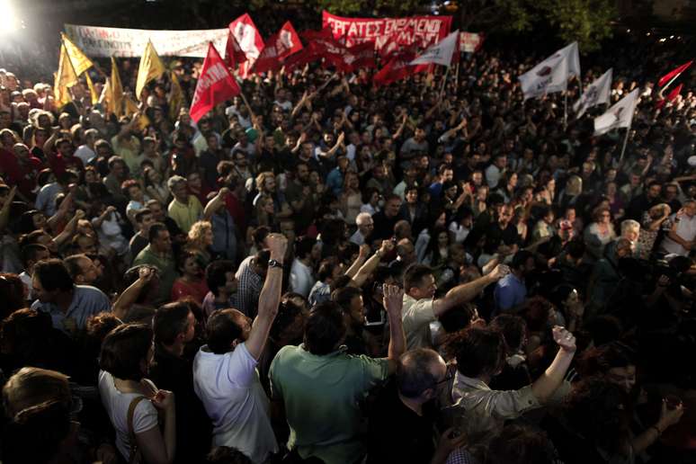 Milhares se reuniram em frente à sede da ERT após o anúncio prometendo lutar contra a decisão