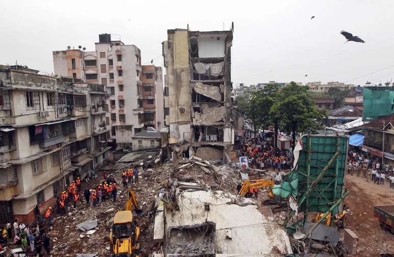 O edifício desabou após dois dias de fortes chuvas que provocaram inundações na cidade