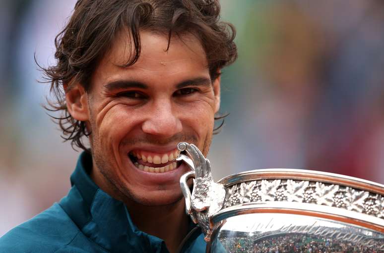 O tenista Rafael Nadal celebra a sua oitava conquista do torneio de Roland Garros, em 9 de junho