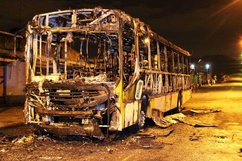Ônibus fica destruído após ser incendiado por criminosos no bairro Jardim Robru, em São Paulo