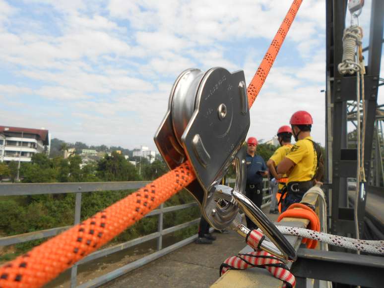 A queda livre &eacute; de aproximadamente 18 metros