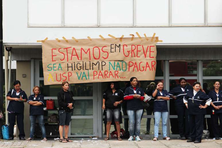 Os funcion&aacute;rios de empresa de limpeza bloquearam a entrada da reitoria para pressionar pelo pagamento dos sal&aacute;rios