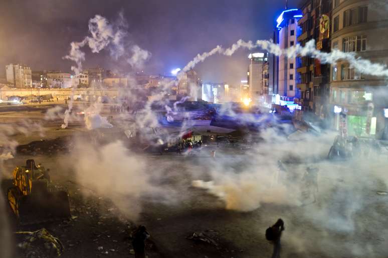 11 de junho - Nuvens de gás lacrimogênio começam a dispersar-se e apresentar uma Praça Taksim mais vazia após os intensos protestos de terça-feira