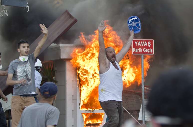<p>Enfrentamentos entre a polícia e manifestantes na Praça Taksim, em Istambul</p>