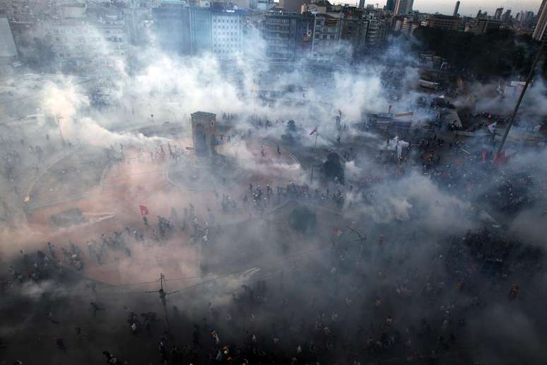 Novos enfrentamentos entre a polícia e manifestantes na Praça Taksim, em Istambul