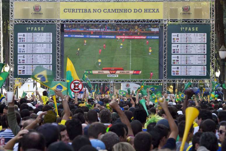 <p>Foto de arquivo mostra grande concentração de torcedores durante transmissão de jogo na Boca Maldita</p>