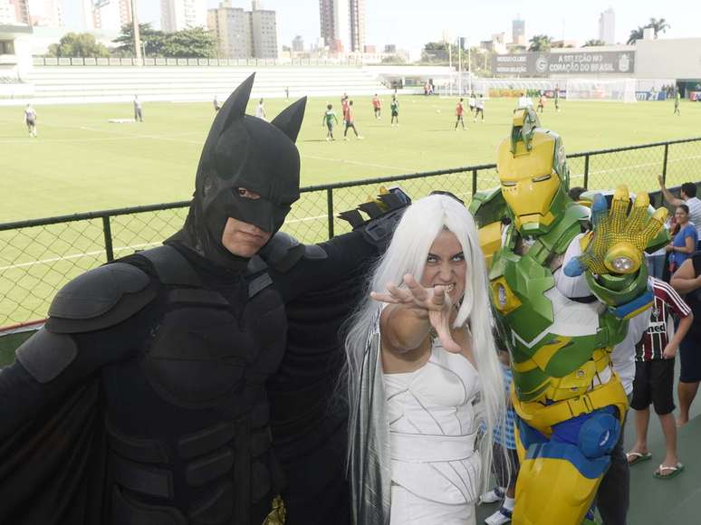 <p>Torcedores fantasiados de super-heróis acompanharam treino aberto da Seleção Brasileira nesta quarta-feira, em Goiânia</p>