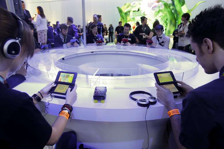 <p>Jovens jogam em videogames portáteis 3DS, da Nintendo, durante feira E3, nos Estados Unidos</p>